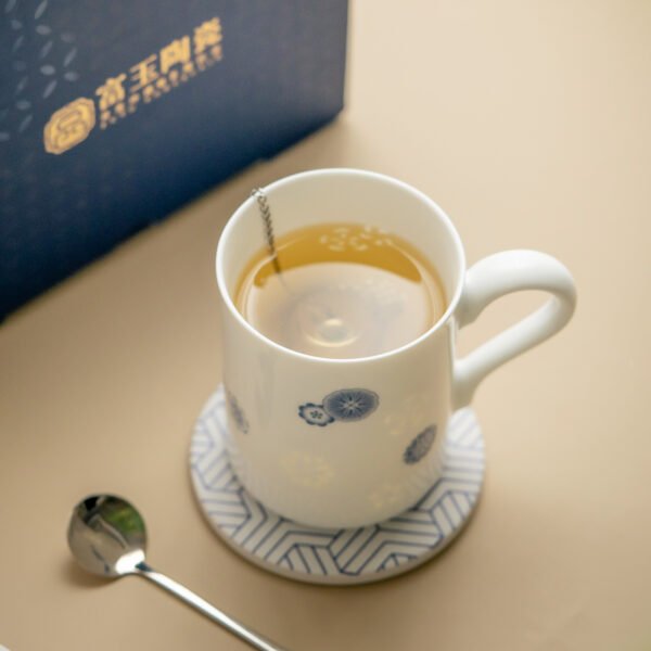 Blue and white porcelain ball flower mug