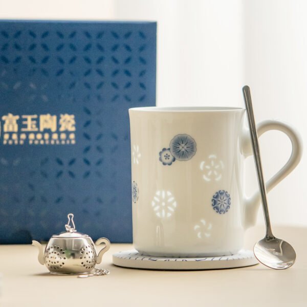 Blue and white porcelain ball flower mug