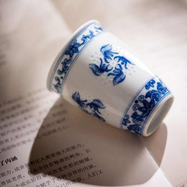 4-场景图 Blossoms Along the Way Aroma Cup (Wood-Fired Kiln Firing)