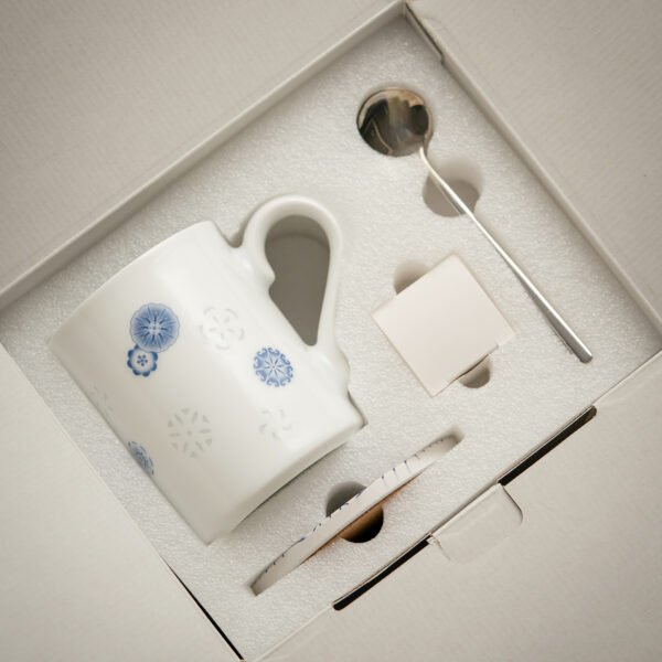 Blue and white porcelain ball flower mug