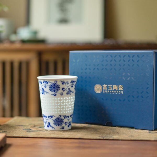 包装图8 Blue and White Delicate Cola Cup