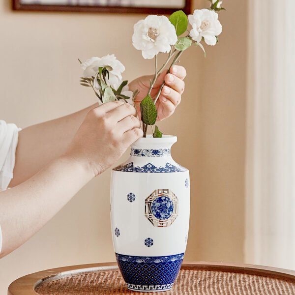 场景图2 Intertwined Lotus Vase