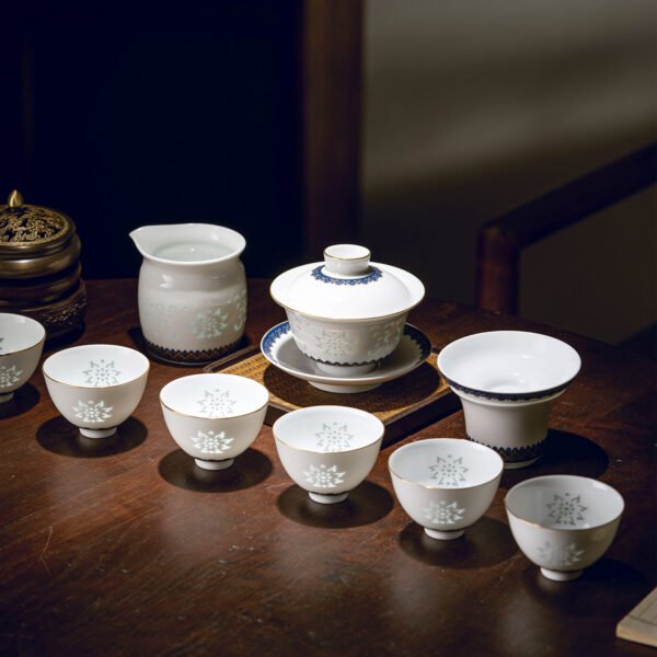 场景图2 10-Piece Good Fortune Lotus Tea Set