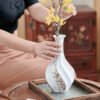 场景图2 Adding Flowers to Brocade Spiral Exquisite Vase