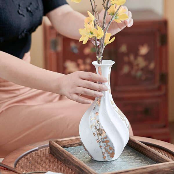 场景图2 Adding Flowers to Brocade Spiral Exquisite Vase