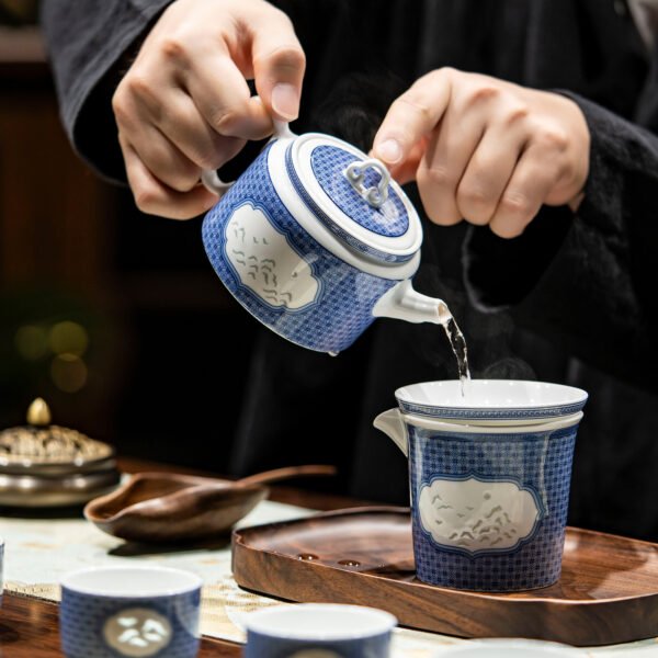 场景图2 Seeing Mountains 10-Piece Tea Set