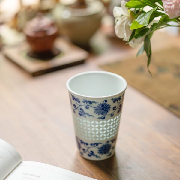 场景图2 Blue and White Delicate Cola Cup