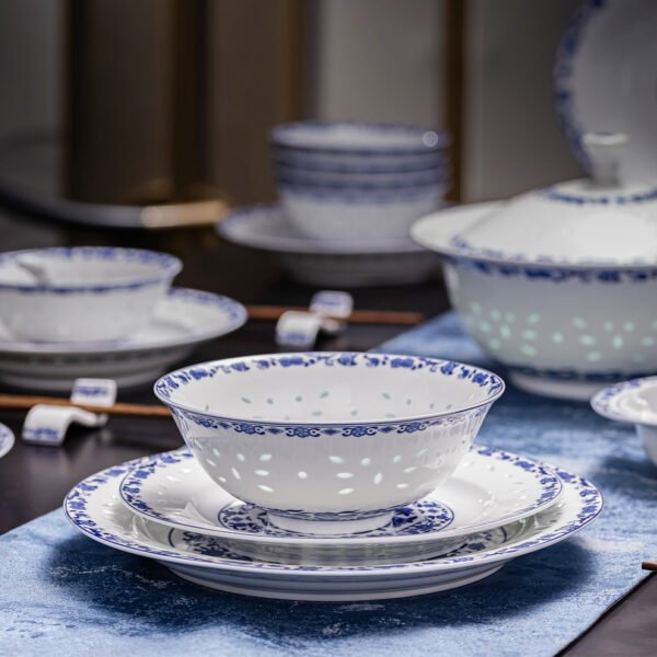场景图3 Plum and Cherry Blossom Tableware