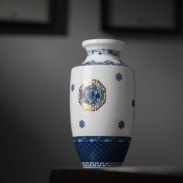 场景图3 Intertwined Lotus Vase