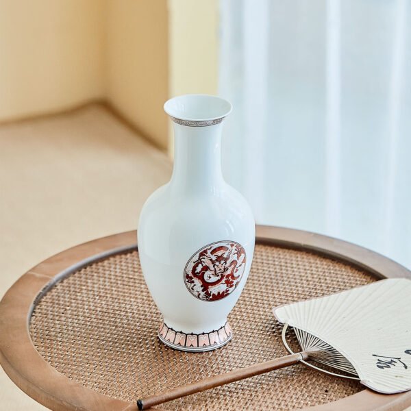 场景图3 Iron Red Double Dragon Vase