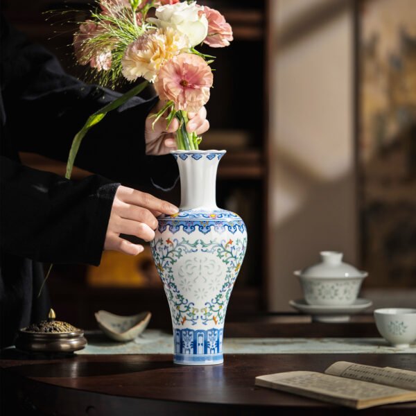 场景图3 Flower and Butterfly Brocade Vase