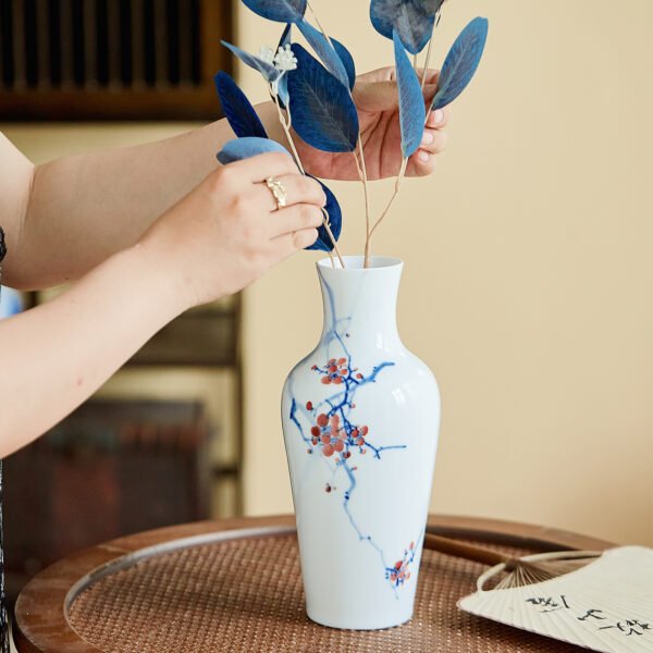 场景图3 Hand-Painted Underglaze Polychrome Plum Viewing Vase