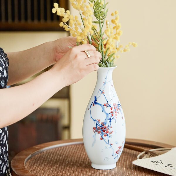 场景图3 Hand-Painted Underglaze Polychrome Mountain Garden Small Plum Vase