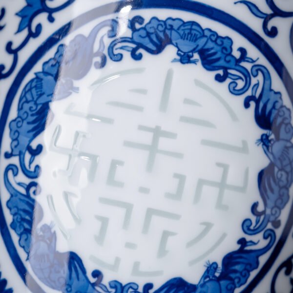 场景图3 Hand-Painted Longevity Character Vase