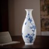 场景图3 Hand-Painted Magpie on Plum Branch Vase