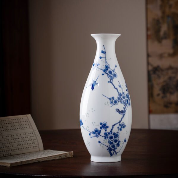 场景图3 Hand-Painted Magpie on Plum Branch Vase