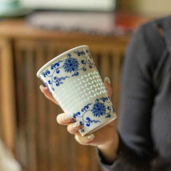 场景图3 Blue and White Delicate Cola Cup
