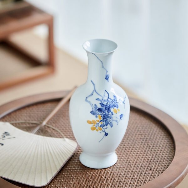 场景图4 Hand-Painted Early Summer Vase