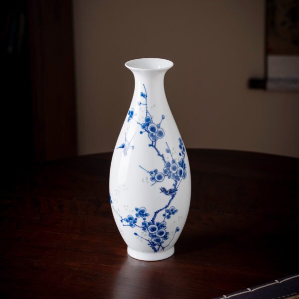 场景图4 Hand-Painted Magpie on Plum Branch Vase