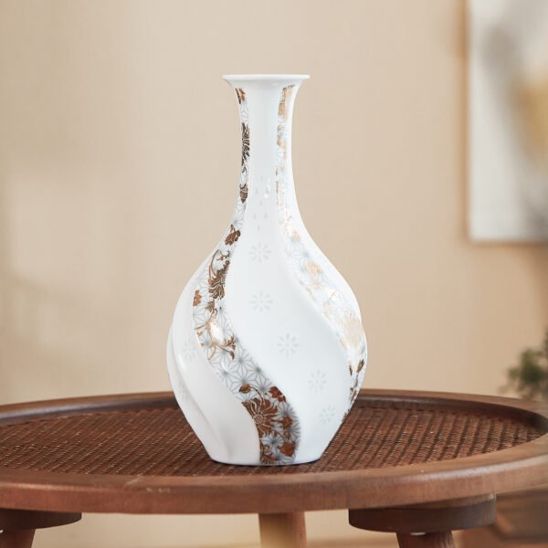 场景图5 Adding Flowers to Brocade Spiral Exquisite Vase