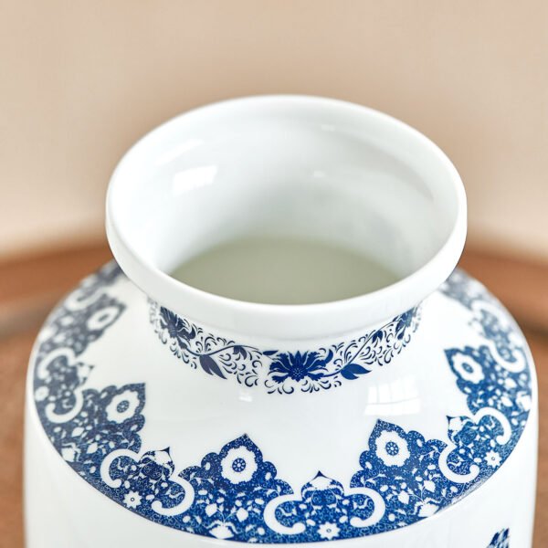 细节图5 Intertwined Lotus Vase