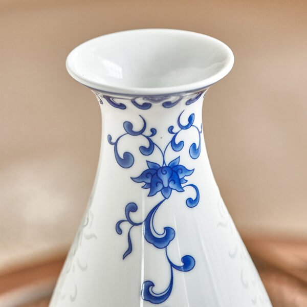 细节图6 Intertwined Branches Guanyin Vase