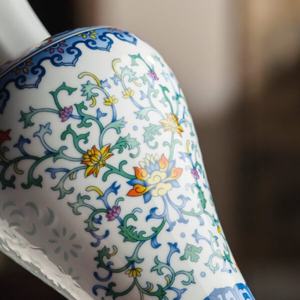 细节图6 Flower and Butterfly Brocade Vase