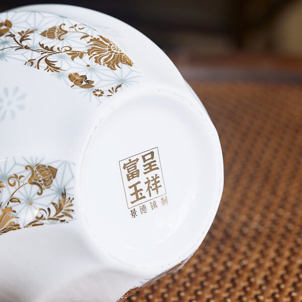 细节图6 Adding Flowers to Brocade Spiral Exquisite Vase