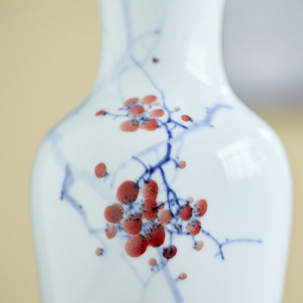 细节图6 Hand-Painted Underglaze Polychrome Plum Viewing Vase