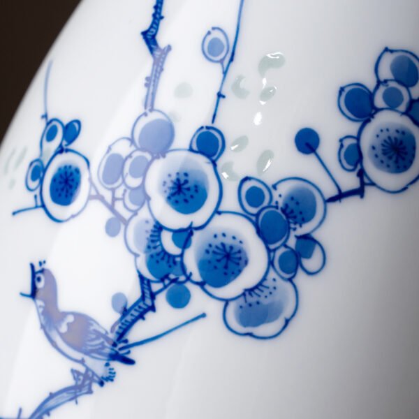 细节图6 Hand-Painted Magpie on Plum Branch Vase