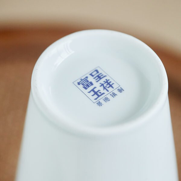 细节图8 Hand-Painted Underglaze Polychrome Plum Viewing Vase